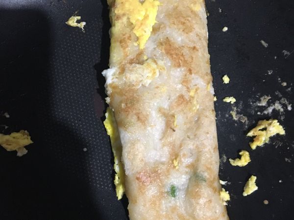 捲至長條狀，用小火等蛋餅熟成