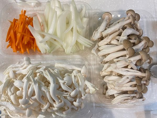 菇類撕好備用
洋蔥切條
紅蘿蔔切絲
蒜頭切碎丁
