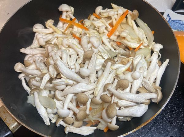 熱油鍋後，蒜頭爆香，紅蘿蔔跟洋蔥先丟下去炒香
不用太久就可以把兩種菇類都一起下去翻炒