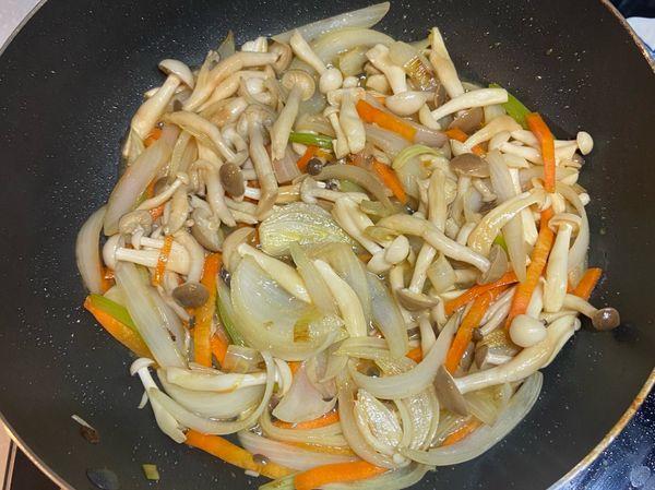 翻炒上油後加入醬油1.5湯匙
開水約半米杯（自己酌量）
翻炒到食材都變軟，再煮一下就可以裝盤了