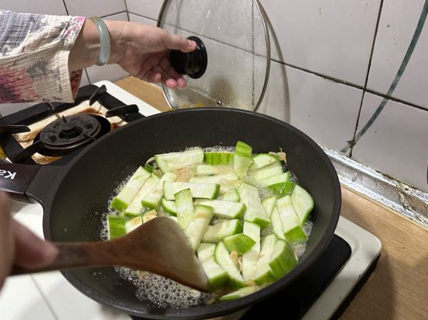 下絲瓜，加蓋悶
（中途要拌一下）
視情況加1小碗水

大概悶3分鐘

完成✅