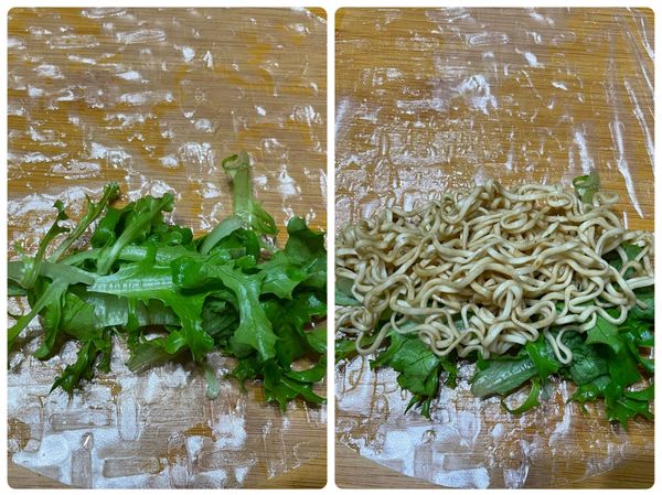 依序鋪上餡料，生菜、麵條