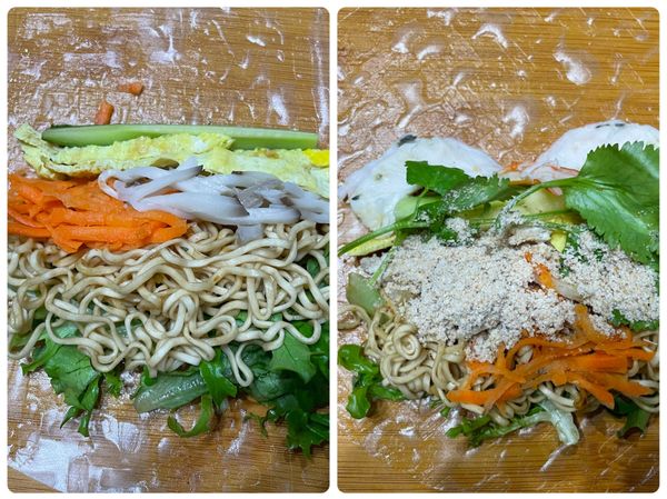 再鋪上紅蘿蔔、杏鮑菇絲、蛋絲、小黃瓜、雞絲、蘋果、蝦仁、香菜，最後灑上花生糖粉