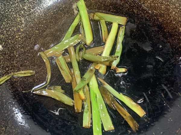 1.起一油鍋（加3大匙橄欖油），開中火
2.待起小水泡後火轉小火
3.下蔥白、待蔥白為焦後，再加入蔥綠
4.待蔥段變焦後（有脆脆的感覺）
5.將蔥段撈起備用