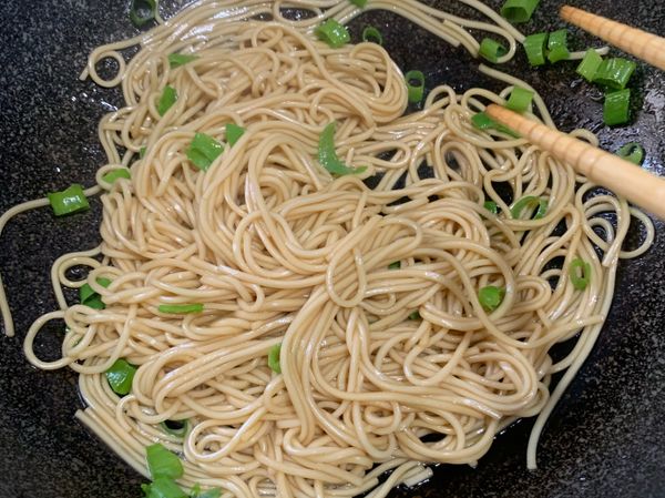 1.將麵條快速拌炒
2.加入少許煮麵條的滾水（調整味道和黏稠度）
3.起鍋前加入蔥綠沫再拌炒一下