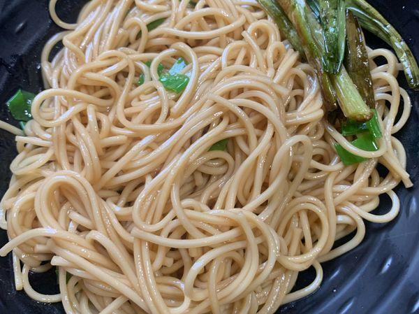 1.呈盤
2.將先前炒焦黃的蔥段放至盤邊（可搭配麵條配用）
3.上菜