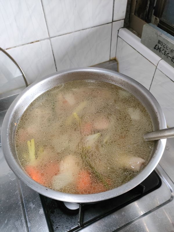 煮完等待冷卻，分裝1斤還是半斤之類的小袋子(袋子大小看個人)，平放進冷凍庫，完全變冰塊以後立著或橫著整齊放，冷凍庫才不會亂，下次要拿出來煮，就把高湯冰塊掰成幾塊丟進去煮即可~~~煮粥、麵、其他料理都適合全家大小營養又健康喔~