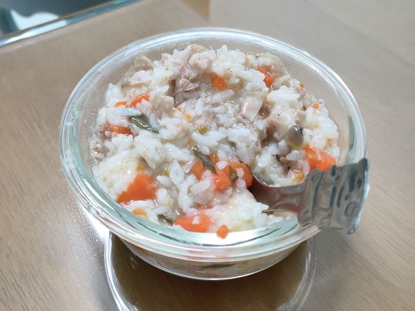 這是用雞高湯煮的粥~骨頭上有些肉，很嫩很好吃