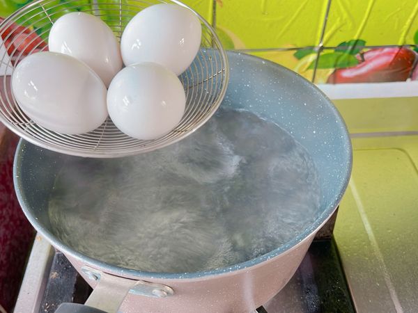 水滾了下雞蛋，保持大火煮6-7分鐘