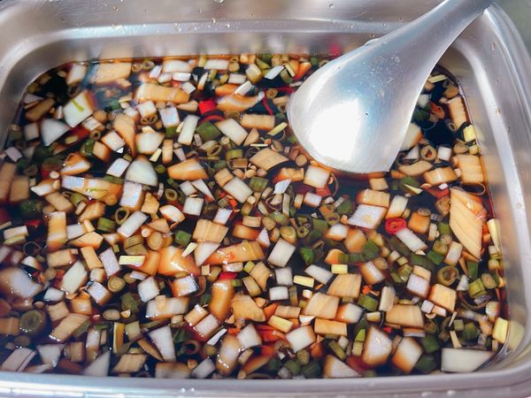 在倒入醬油、柴魚湯攪拌均勻