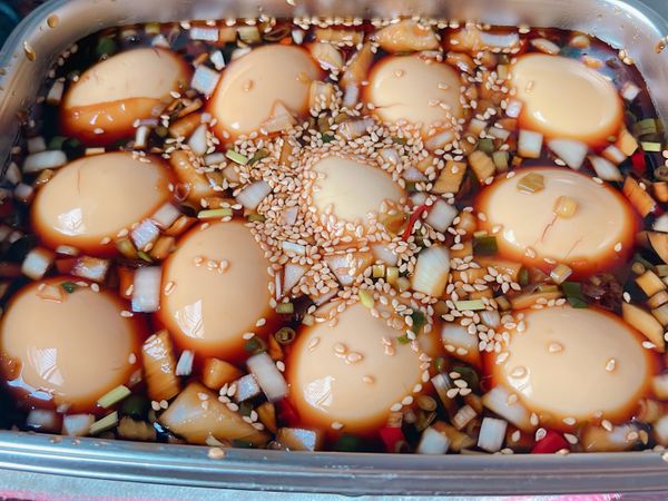 雞蛋剝殼放入醬汁裡，灑上白芝麻就可以冰冰箱啦！