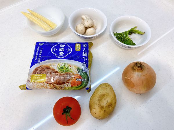 準備相關食材並洗淨。