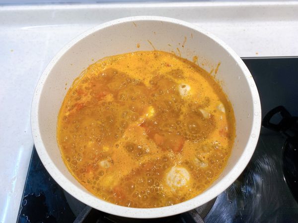 接著加入麵條、繼續燉煮約3分鐘，直到麵條軟化即可上桌。