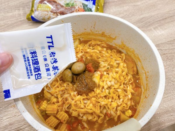 上桌後加入料理酒包、灑上香菜即完成。