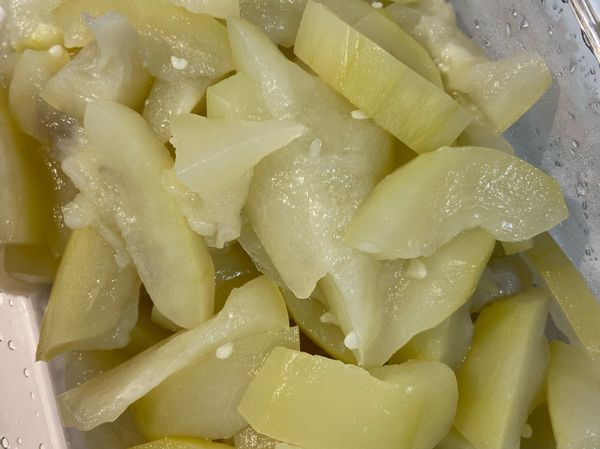 蒲啊去子跟膜，留下厚厚的那邊料理即可。