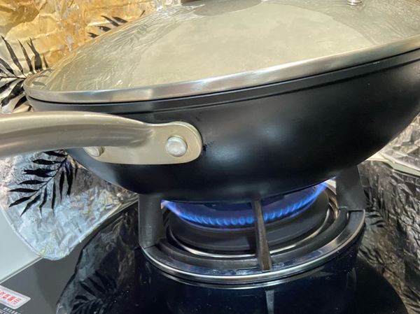 蓋鍋蓋調中小火燜煮一下，待蛤蜊全開。