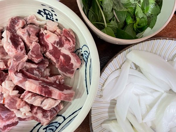 將牛肋條切小塊小塊、洋蔥切絲