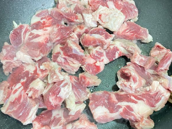 熱鍋不用下油，牛肋條直接丟進去炒