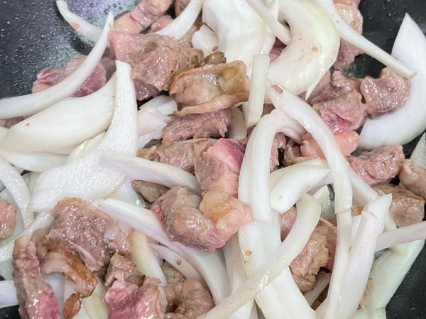 牛肋條炒約半熟時候倒入洋蔥，中大火炒約三分鐘左右