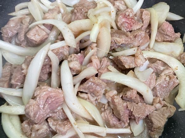 倒入調味料，依照自己口味調整哦。