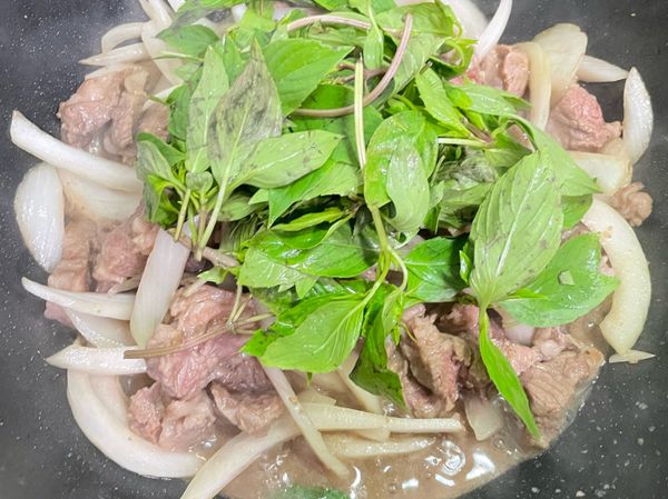 繼續拌炒約兩分鐘就可以下九層塔拌炒一下，就好了。不然牛肋條會太老。