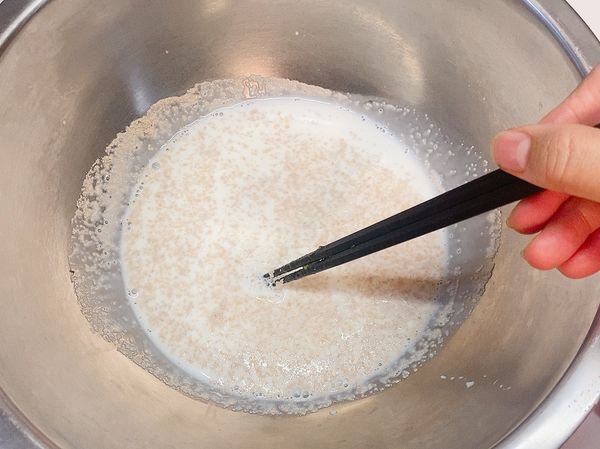 包子麵糰做法：
鮮奶180克+酵母3克
用筷子攪拌一下