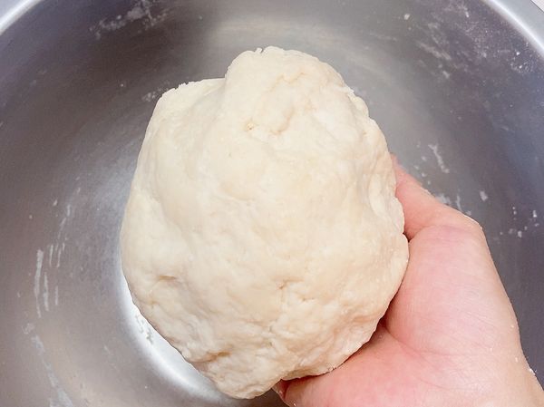 絮狀後，用手揉成糰，揉成糰即可，還不需要揉成光滑的麵糰唷！