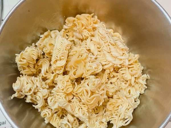 這個時間來做內餡
將乾麵捏碎，泡熱水2-3分鐘，再將水分濾乾