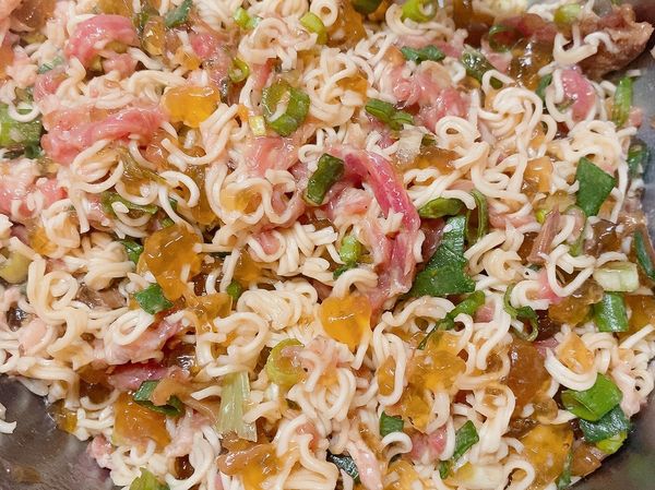 最後再加入泡麵，翻拌均勻後，放入冷藏備用