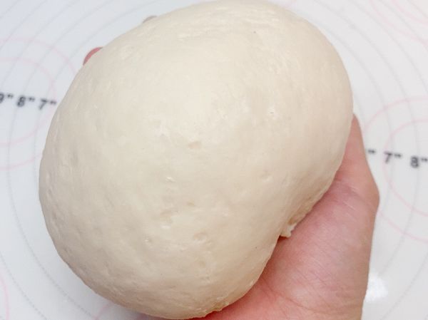 15分鐘休息完，再手揉幾下，麵糰就會很光滑囉！