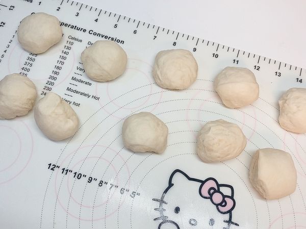 將麵糰分成十等份，一份約50克