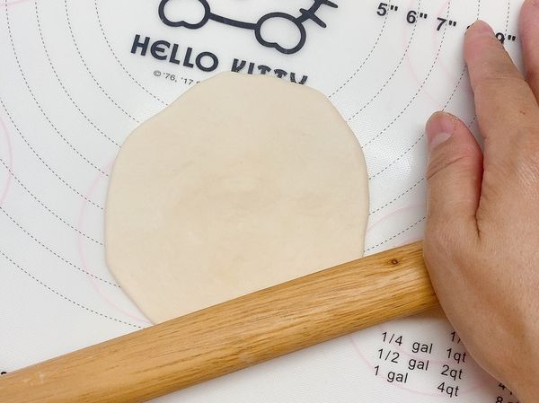 用桿麵棍將周圍壓扁，形成內厚外薄的麵皮