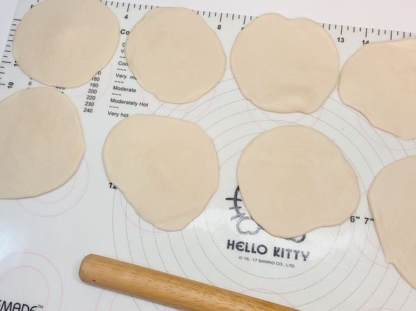 十片都完成後，再由第一片開始包餡