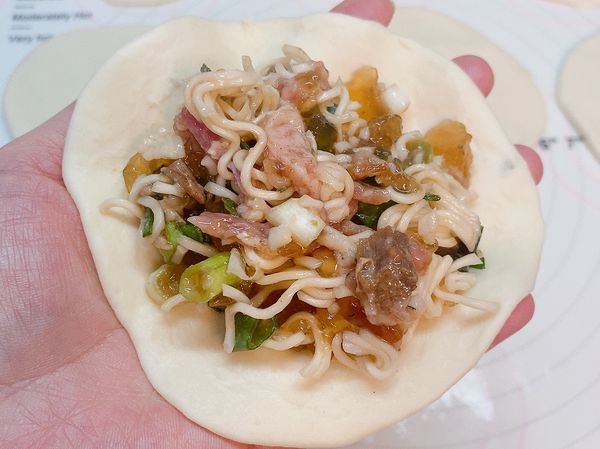 有麵、有肉還有菜（蔥）