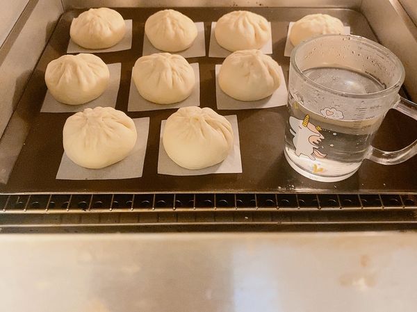 放到密閉處發酵，放一杯熱水增加溫度