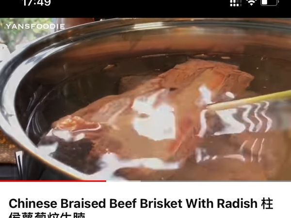 將牛腩多餘肥膏切除。煲滾水，加入牛腩、月桂蘭、薑、蔥白。汆水15分鐘後洗淨切件備用