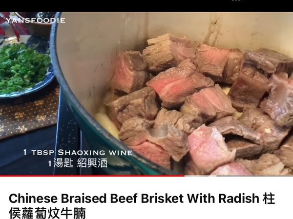 預熱厚底鍋, 加入一湯匙油將蒜及蔥白炒香然後下牛腩, 紹興酒, 柱侯醬、醬油及蠔油炒勻. 加入月桂葉, 八角及3-1/2杯水煮滾後, 加入冰糖, 調至中小火, 蓋上蓋子炆炆45分鐘，熄火焗20分鐘。