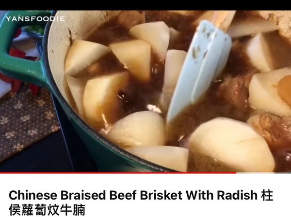 半小時後, 加入白蘿蔔炆45分鐘. 再焗20分鐘最後打開蓋子, 調高至大火然後加入生粉水埋獻，加上蔥花上碟即可.