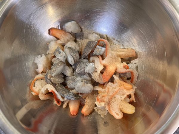 用胡椒鹽抓醃靜置10分鐘，西蘭花用熱水川燙後取出備用。