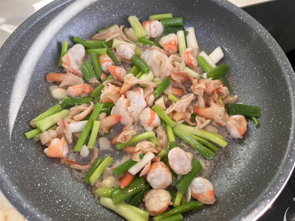 蝦&amp;蘭花蚌先入鍋炒半熟後放入蒜、蔥