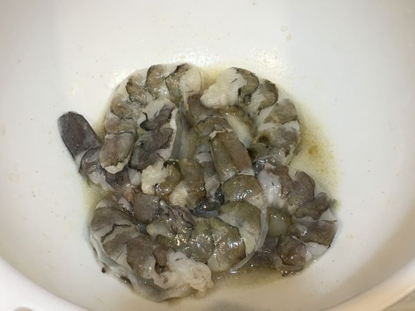 蝦仁開背去腸泥，以鹽、白胡椒粉、香油、米酒醃製10分鐘。
