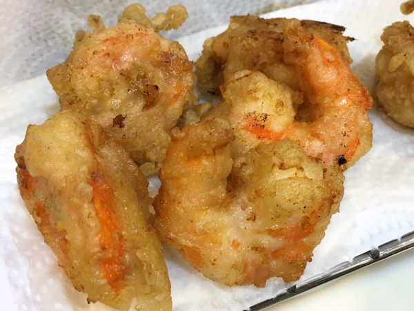 將醃好的蝦仁裹上酥炸粉漿炸至外表金黃。
