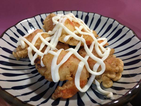 盛盤淋上沙拉醬。