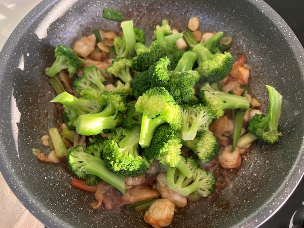 放入燙熟的西蘭花拌勻就可以關火裝盤。