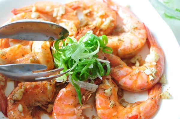 擺上蔥絲隨意擺盤，就完成啦~