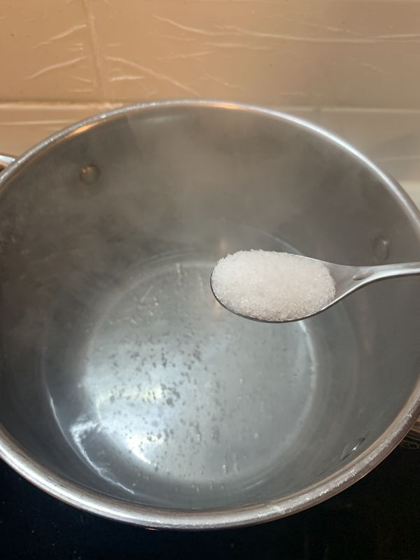 煮一鍋水 滾後加入鹽巴