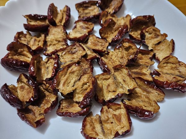 ▪︎紅棗洗乾淨後上電鍋蒸熟
▪︎放涼後剪開去核