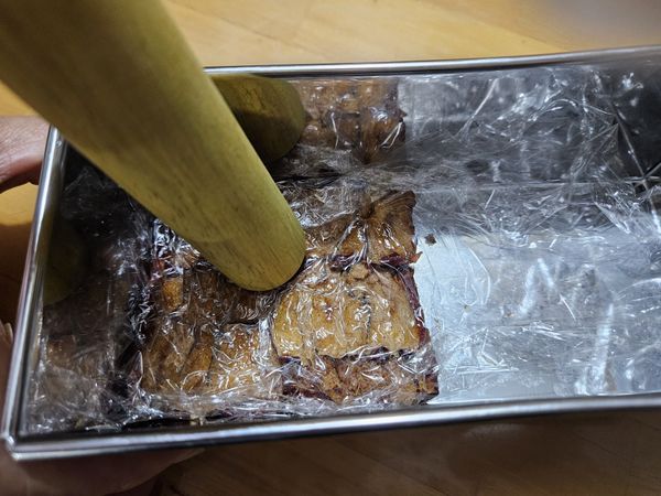 ▪︎紅棗皮向下，鋪滿模具
▪︎蓋上一層保鮮膜（紅棗才不會沾黏）
▪︎用桿麵棍把紅棗壓緊實