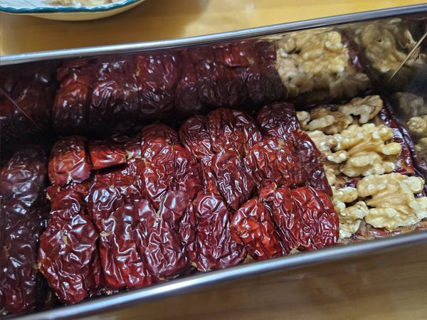核桃上面再蓋上一層紅棗，紅棗皮向上