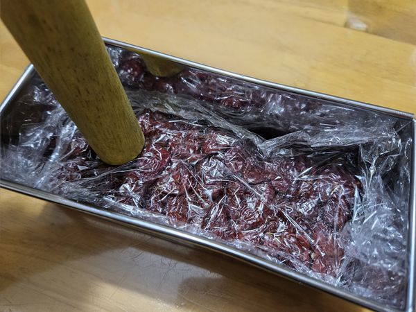 蓋上保鮮膜壓實
（壓越實越好，切塊的時候才不會散開）